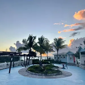 Apartment Beautiful Just Steps Away From The Beach!, George Town